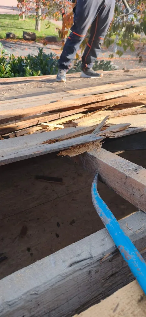 Réparation de toiture en cours par Toit des Dômes (9) — vue rapprochée