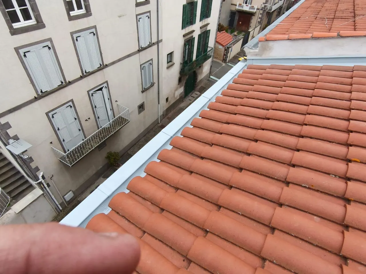 Toiture rénovée par Toit des Dômes à Clermont-Ferrand (2) — vue d'ensemble
