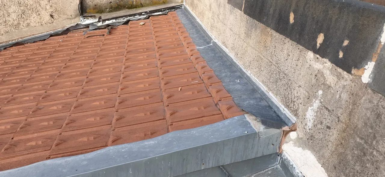 Toiture rénovée par Toit des Dômes à Clermont-Ferrand (64) — vue d'ensemble