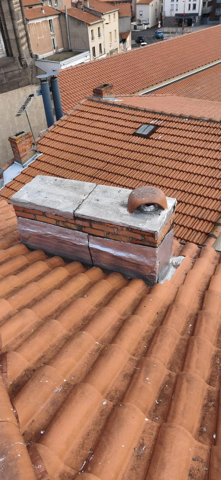 Réparation de toiture en cours par Toit des Dômes (13) — vue rapprochée