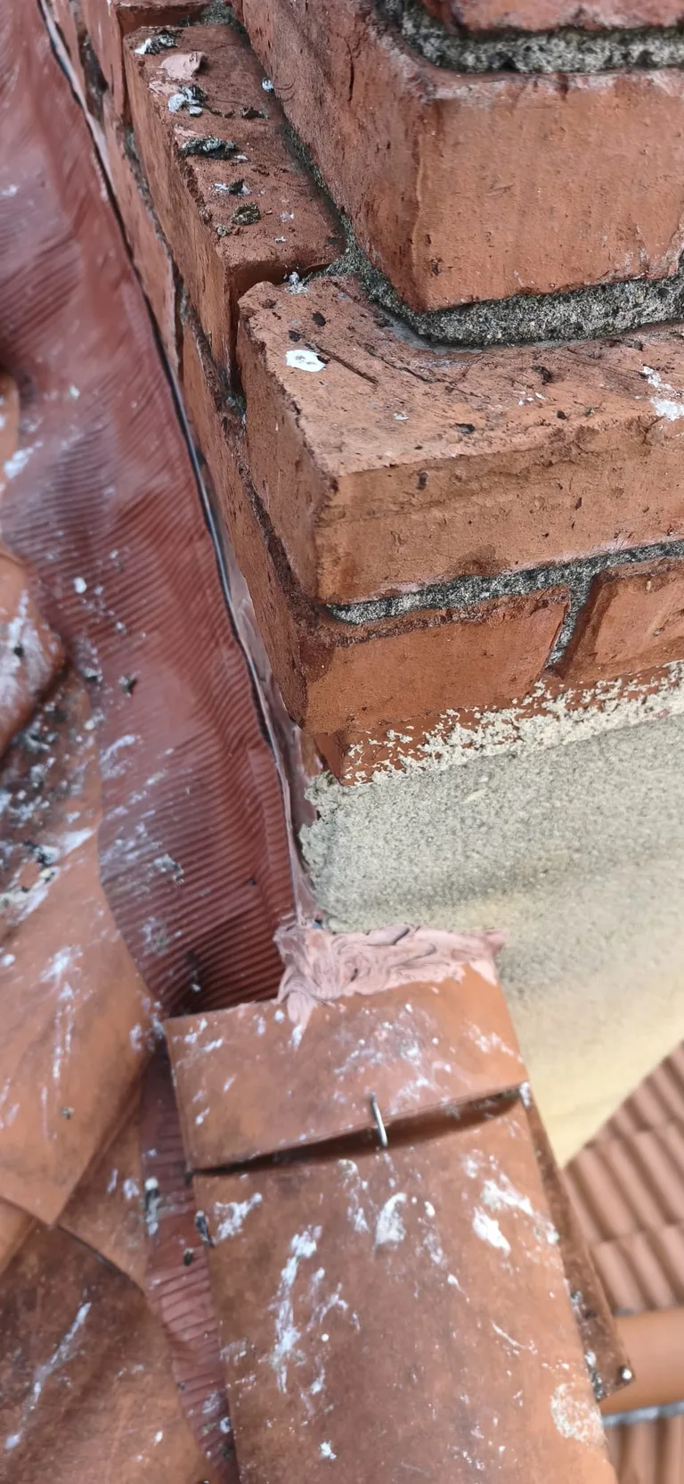 Réparation de toiture en cours par Toit des Dômes (15) — vue rapprochée