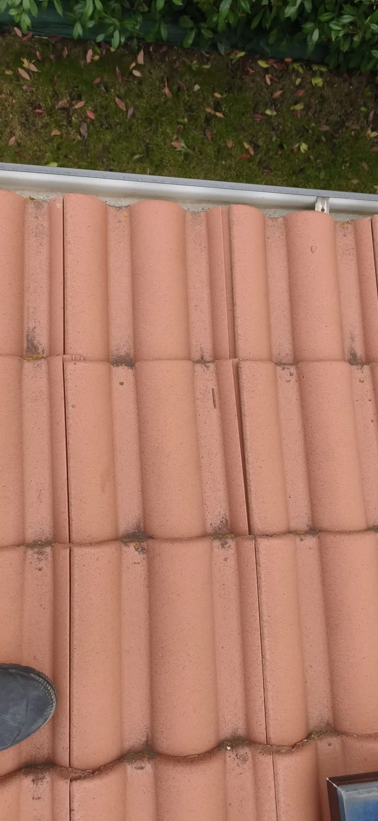 Réparation de toiture en cours par Toit des Dômes (38) — vue rapprochée