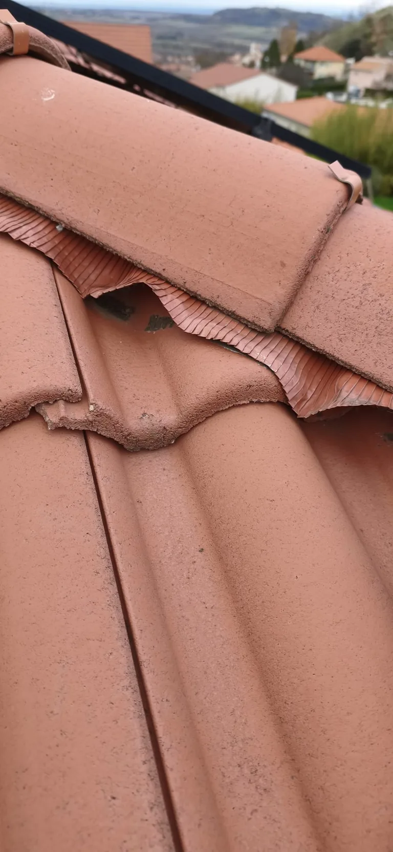 Réparation de toiture en cours par Toit des Dômes (37) — vue rapprochée