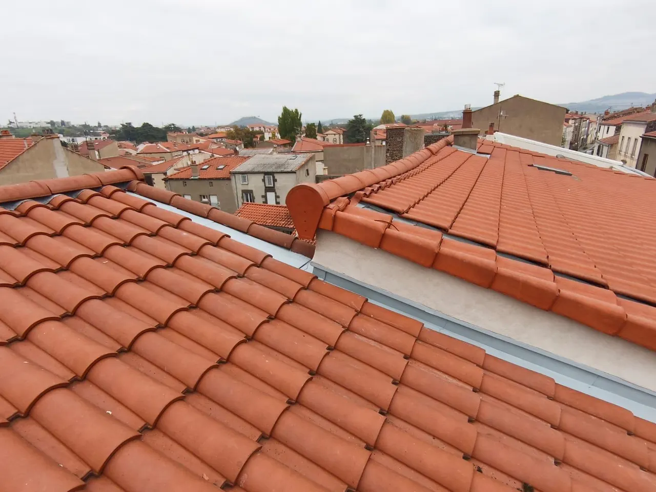 Détail de travaux de couverture par Toit des Dômes (10) — vue d'ensemble