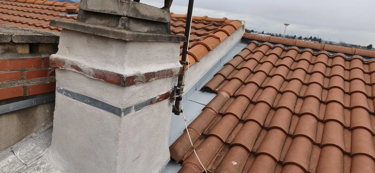 Détail de travaux de couverture par Toit des Dômes (25) — vue d'ensemble