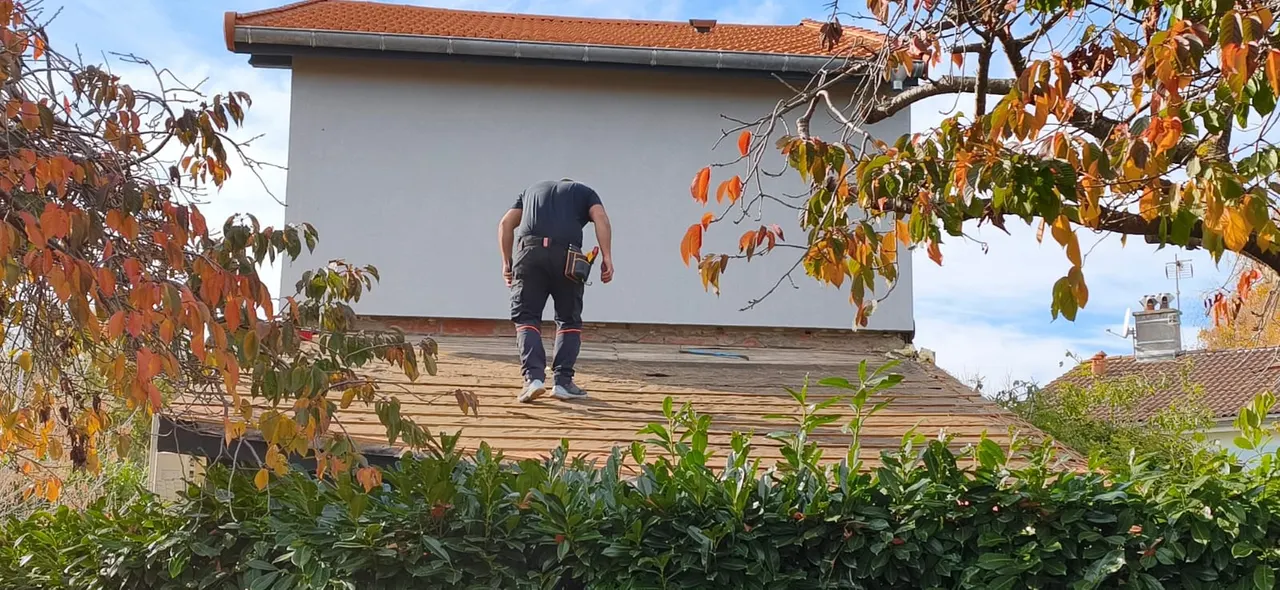 Équipe de couvreurs Toit des Dômes sur chantier (4) — vue d'ensemble